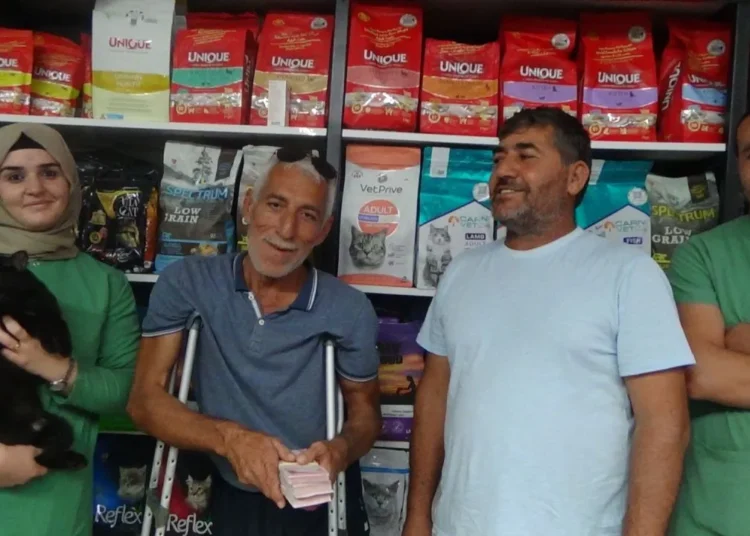 Balık kokusu '60 bin TL' kazandırdı: Kedinin sahibi nakit olarak getirdi 1 Balık kokusu ’60 bin TL’ kazandırdı: Kedinin sahibi nakit olarak getirdi