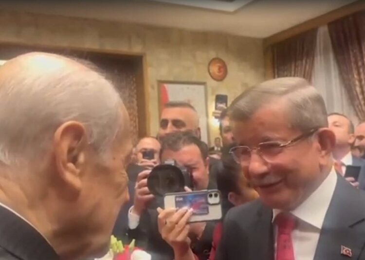 Bahçeli’nin yumuşak yüzü bu kez Davutoğlu’na döndü: Türkiye’nin birikiminize ihtiyacı var 1 Bahçeli’nin yumuşak yüzü bu kez Davutoğlu’na döndü: Türkiye’nin birikiminize ihtiyacı var