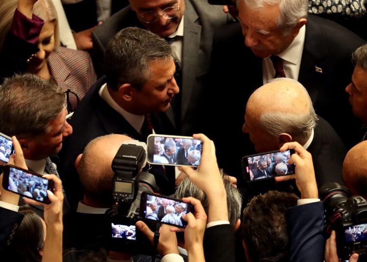 Bahçeli’den Özel’e: "Birbirimizi kırmıyoruz inşallah, bazen siyaseten söylememiz gerekenler oluyor" 1 Bahçeli’den Özel’e: “Birbirimizi kırmıyoruz inşallah, bazen siyaseten söylememiz gerekenler oluyor”