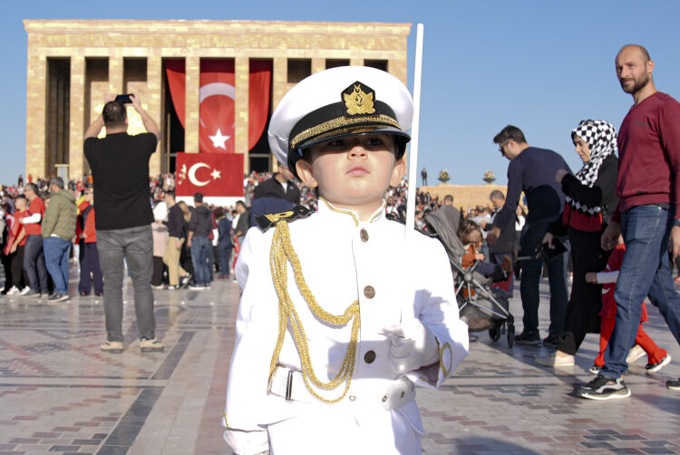 Anıtkabir’deki askerleri taklit eden minik Barskan, ilgi odağı oldu 1 Anıtkabir’deki askerleri taklit eden minik Barskan, ilgi odağı oldu