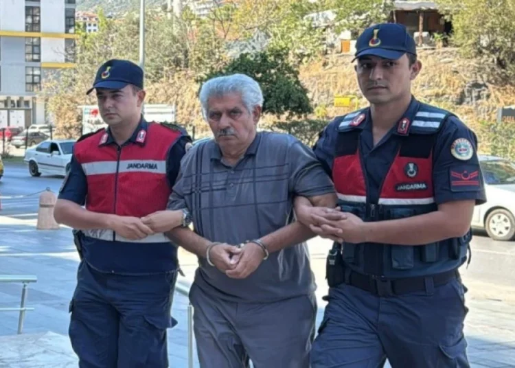 Oğlunu öldürdü, eşini yaraladı! Kadının durumu ağır 1 Oğlunu öldürdü, eşini yaraladı! Kadının durumu ağır