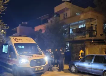 Annesini, babasını ve anneannesini uyurken başlarından vurdu