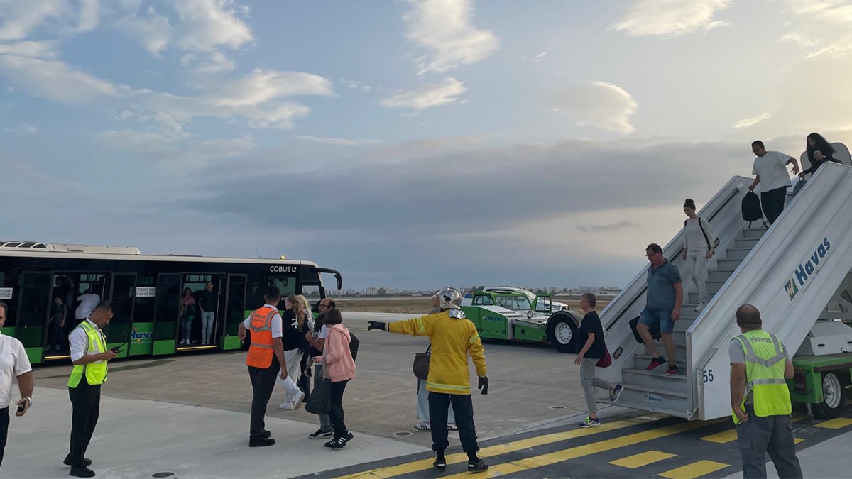 Antalya’ya inen uçağın tekerleri patladı 4 Antalya’ya inen uçağın tekerleri patladı