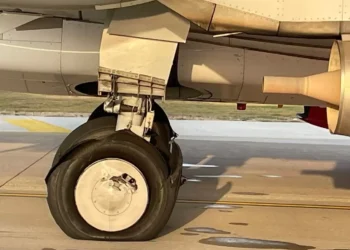 Antalya’ya inen uçağın tekerleri patladı