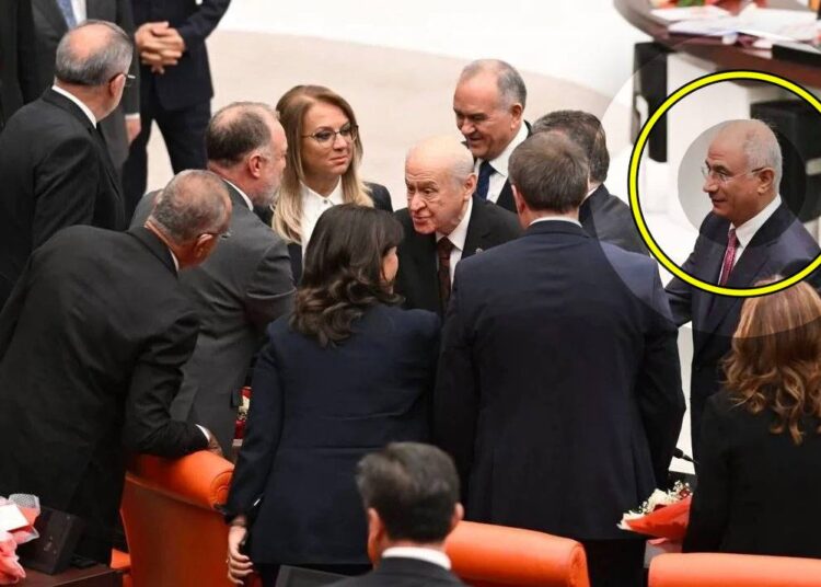 Bahçeli, DEM Partililerle tokalaşırken yanında Efkan Ala da vardı 1 Bahçeli, DEM Partililerle tokalaşırken yanında Efkan Ala da vardı