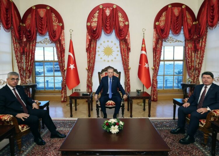 Yenidoğan çetesi krizinde Erdoğan devrede: İki bakanı çağırdı 1 Yenidoğan çetesi krizinde Erdoğan devrede: İki bakanı çağırdı