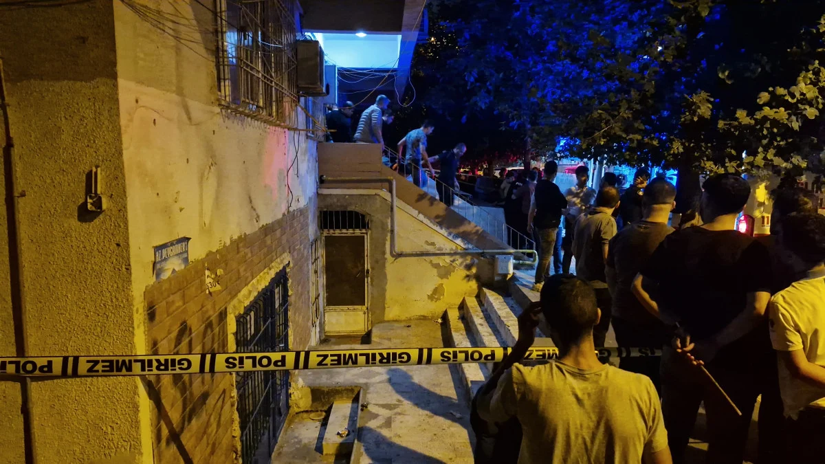 Diyarbakır'da aile içi kavgada damat ve kuzeni öldürüldü 3 Diyarbakır'da aile içi kavgada damat ve kuzeni öldürüldü