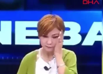 5.9 büyüklüğündeki deprem canlı yayına böyle yansıdı