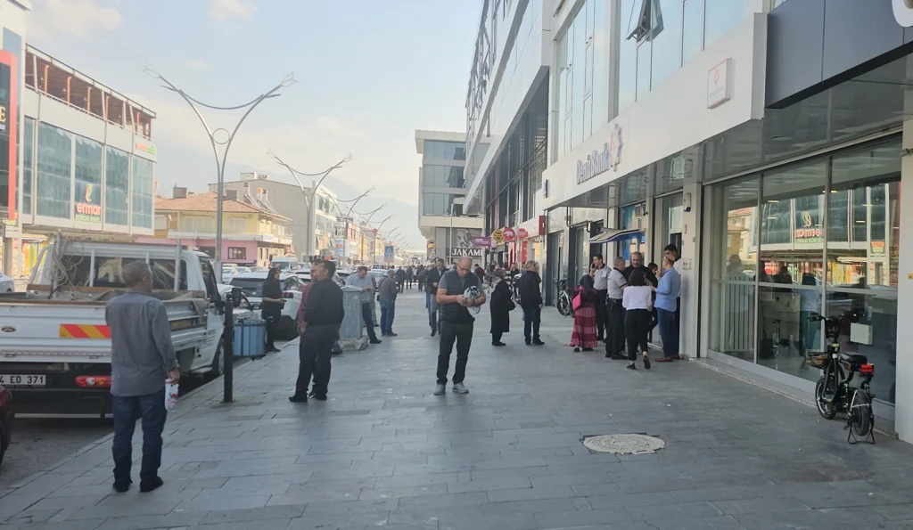 Malatya'da 5,9 büyüklüğünde deprem: Çevre illerden de hissedildi
