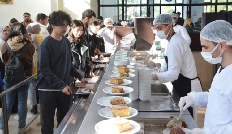 Dicle Üniversitesi’nde ‘askıda yemek’ dönemi