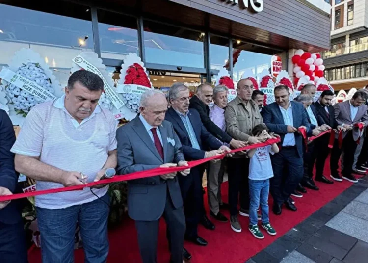 AK Parti'de Burger King krizi: Rize'deki açılışa katılan başkanlar disipline sevk edildi 1 AK Parti’de Burger King krizi: Rize’deki açılışa katılan başkanlar disipline sevk edildi