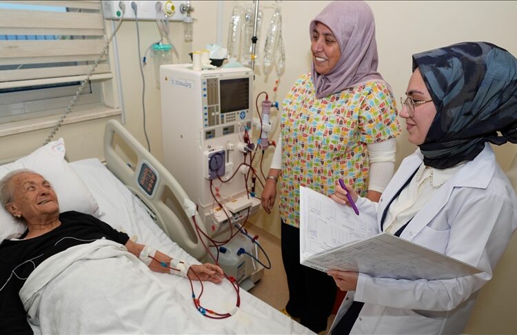 Hemşire olan anne, doktor olan kızıyla aynı hastanede görev yapıyor 1 Hemşire olan anne, doktor olan kızıyla aynı hastanede görev yapıyor