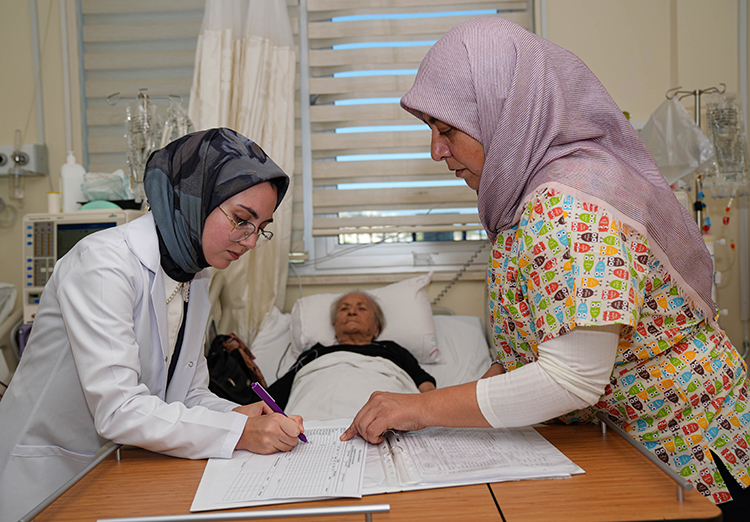 Hemşire olan anne, doktor olan kızıyla aynı hastanede görev yapıyor 3 Hemşire olan anne, doktor olan kızıyla aynı hastanede görev yapıyor
