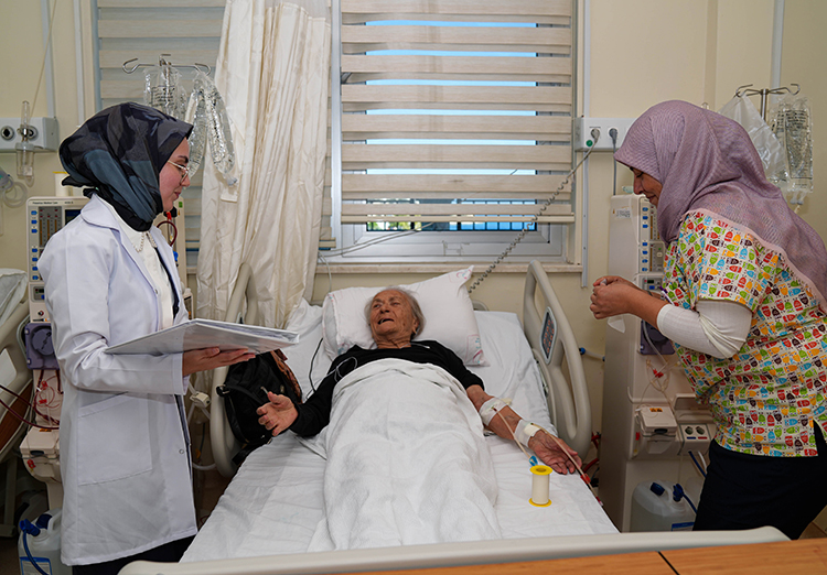 Hemşire olan anne, doktor olan kızıyla aynı hastanede görev yapıyor 4 Hemşire olan anne, doktor olan kızıyla aynı hastanede görev yapıyor