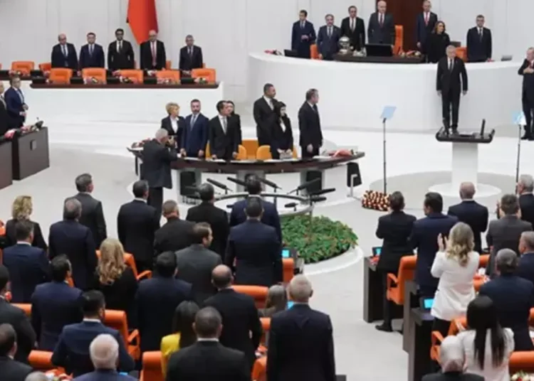Erdoğan’ın ayakta karşılanmasından AK Parti ve MHP seçmeni memnun, DEM’liler tepkili 1 Erdoğan’ın ayakta karşılanmasından AK Parti ve MHP seçmeni memnun, DEM’liler tepkili