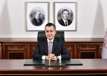 Esenyurt Belediyesi kayyumu ilk olarak Ahmet Özer’in fotoğraflarını kaldırttı