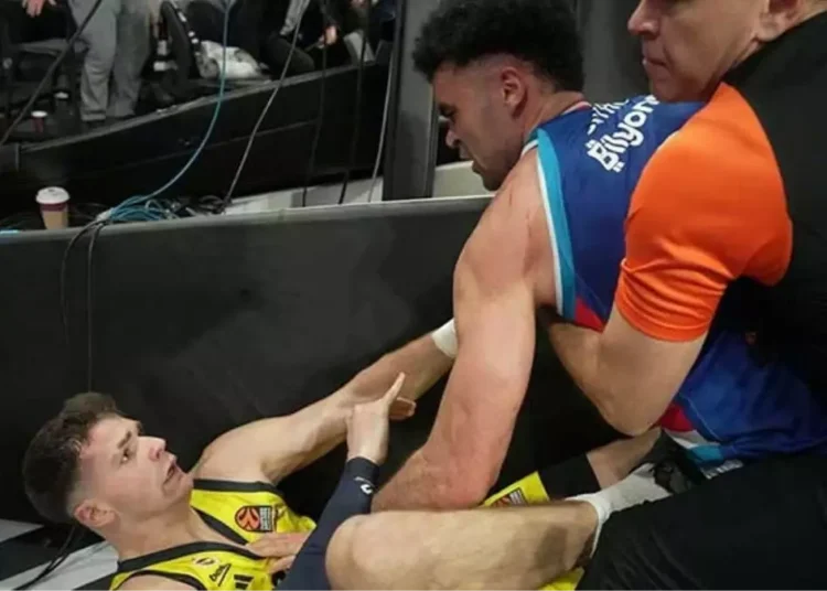 Eurolegue’in iki Türk takımının maçında yumruklar konuştu