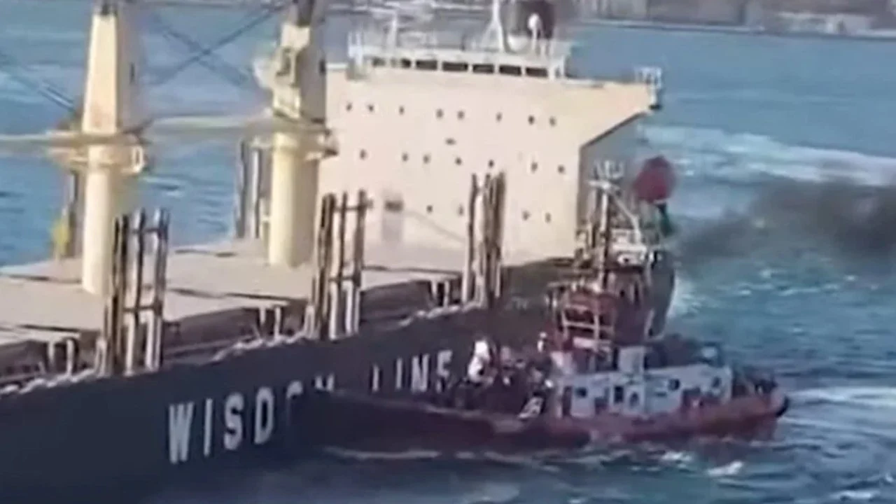 Boğazda iki gemi çarpıştı, dümeni kilitlenen gemi yalılara çarpmaktan son anda kurtuldu