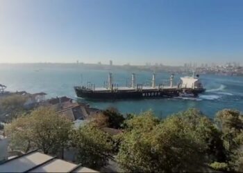 Boğazda iki gemi çarpıştı, dümeni kilitlenen gemi yalılara çarpmaktan son anda kurtuldu