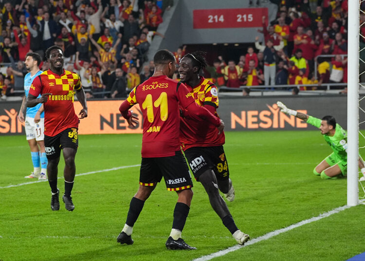 60 dakika 10 kişi oynayan Göztepe, Trabzonspor’u 90+2’de yıktı