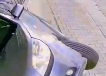 Vitesi karıştıran kadın sürücü, aracını merdiven boşluğuna düşürdü