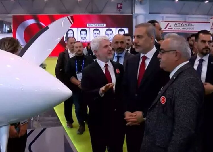Savunma sanayi fuarında Hakan Fidan'a 'İsrail' tepkisi: Soru soran vatandaşa anında müdahale... 1 Savunma sanayi fuarında Hakan Fidan’a ‘İsrail’ tepkisi: Soru soran vatandaşa anında müdahale…