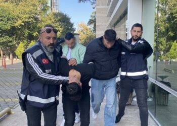 Adına 8 ayrı bankada hesap açıldı… Fark edince paraları polise teslim edip şikayetçi oldu… Dayak yedi