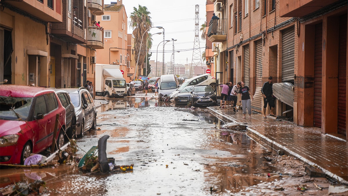 Sel suları insanları da araçları da alıp götürdü: 72 ölü