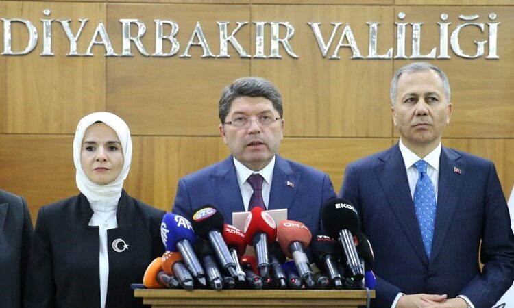 Narin Güran cinayeti, iki bakanlığın arasını bozdu: İfadeleri kimin sızdırdığı tartışılıyor 1 Narin Güran cinayeti, iki bakanlığın arasını bozdu: İfadeleri kimin sızdırdığı tartışılıyor