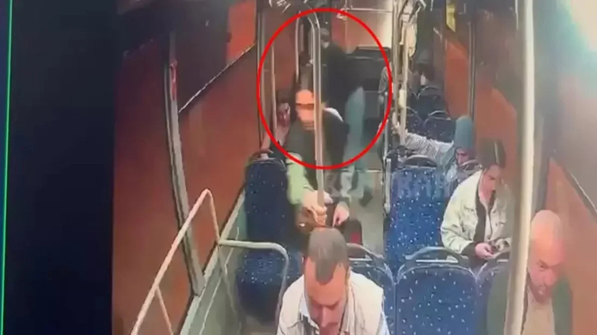Yolcu midibüsünde husumetlisinin boğazını kesti