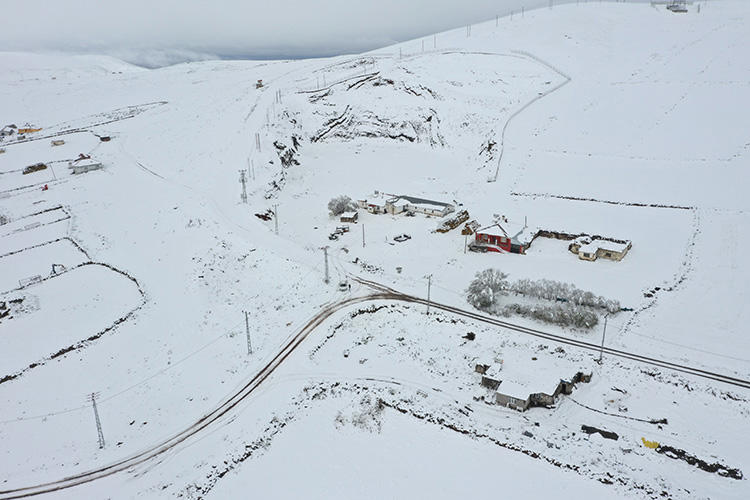 Kars'a mevsimin ilk karı düştü 4 Kars'a mevsimin ilk karı düştü