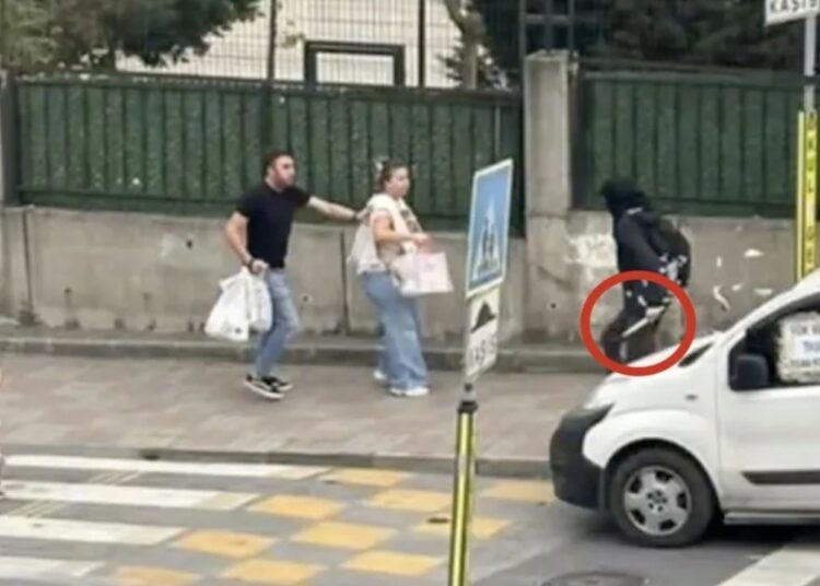 Yabancı uyruklu 17 yaşındaki saldırgan, Kayaşehir'de bıçakla önüne gelene saldırdı: 3 yaralı 1 Yabancı uyruklu 17 yaşındaki saldırgan, Kayaşehir’de bıçakla önüne gelene saldırdı: 3 yaralı