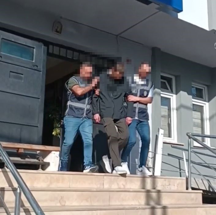 Yabancı uyruklu 17 yaşındaki saldırgan, Kayaşehir'de bıçakla önüne gelene saldırdı: 3 yaralı 5 Yabancı uyruklu 17 yaşındaki saldırgan, Kayaşehir'de bıçakla önüne gelene saldırdı: 3 yaralı