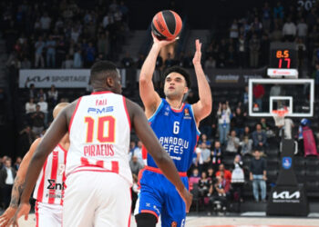 Anadolu Efes, 15 sayı geriye düştüğü Olympiakos maçını çevirmesini bildi