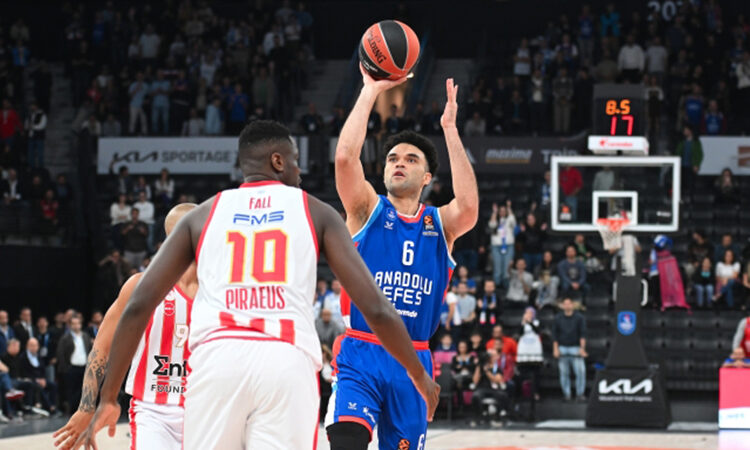 Anadolu Efes, 15 sayı geriye düştüğü Olympiakos maçını çevirmesini bildi