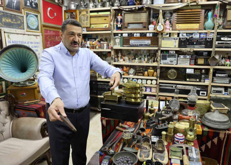Emlakçı değil adeta antika müzesi