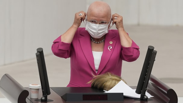 CHP’li Yontar’dan farkındalık eylemi: Peruğunu çıkarıp meme kanseri olduğunu duyurdu