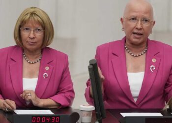 CHP’li Yontar’dan farkındalık eylemi: Peruğunu çıkarıp meme kanseri olduğunu duyurdu