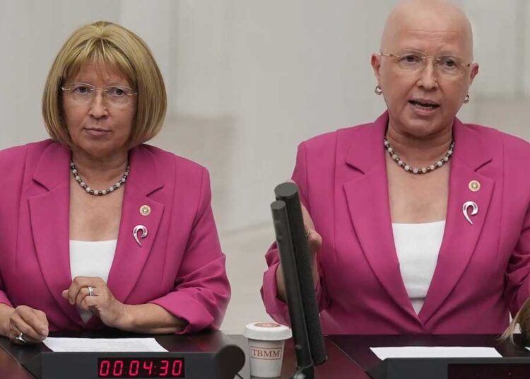 CHP’li Yontar’dan farkındalık eylemi: Peruğunu çıkarıp meme kanseri olduğunu duyurdu