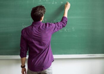 Öğretmene şiddetin cezası yarısı kadar artırıldı