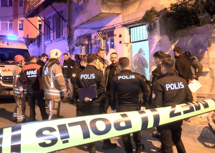 Anne ve bebeğin öldüğü komşuların kötü kokudan rahatsız olmasıyla ortaya çıktı 1 Anne ve bebeğin öldüğü komşuların kötü kokudan rahatsız olmasıyla ortaya çıktı