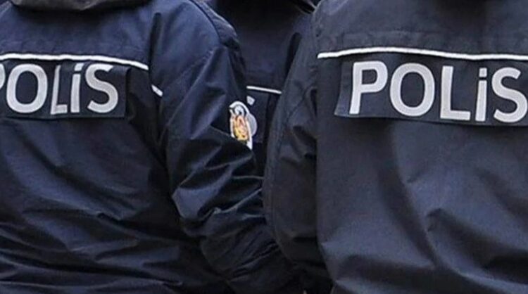 Trafikteki tartışmada silahını ateşleyen polis görevden uzaklaştırıldı 1 Havalimanı’nda görev başındaki polis, beylik tabancasıyla intihar etti