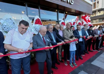Rize’de Burger King açılışına AK Parti’den destek, protestocuya dayak