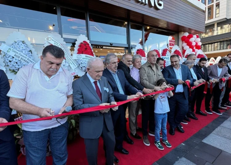Rize’de Burger King açılışına AK Parti’den destek, protestocuya dayak