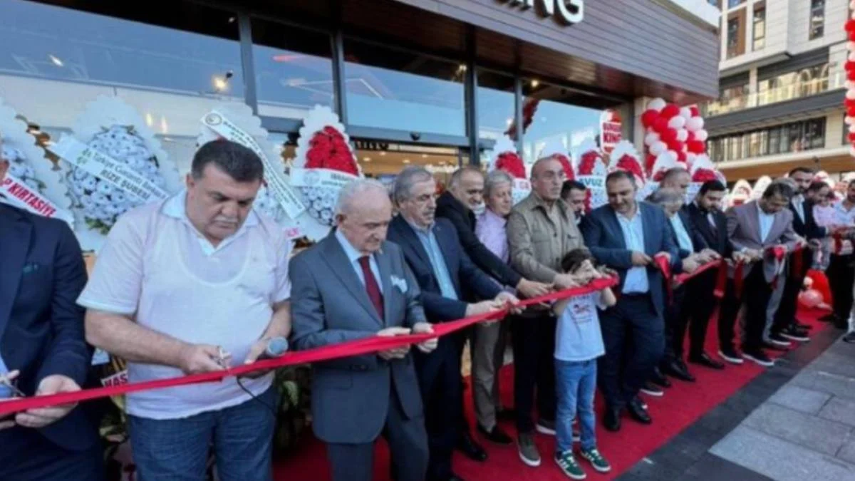 AK Parti Rize İl Başkanı’ndan Burger King açılışına katılan başkanlara destek 3 AK Parti Rize İl Başkanı’ndan Burger King açılışına katılan başkanlara destek