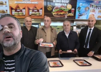 Rize’de Burger King açılışına AK Parti’den destek, protestocuya dayak