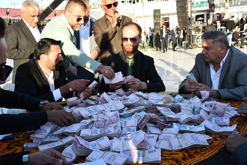 Aşiret düğününde takı rekoru: Milyonlarla lira nakit, kilolarca altın... 2 Aşiret düğününde takı rekoru: Milyonlarla lira nakit, kilolarca altın...