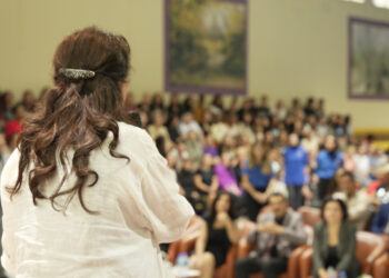 Türkan Şoray, kadın mahkumlarla buluştu: ‘İçinizdeki ışığı kaybetmeyin’