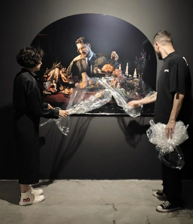 Uraz Kaygılaroğlu, tepki çeken sergiyle ilgili olarak özür diledi: Akıl tutulması yaşadım!