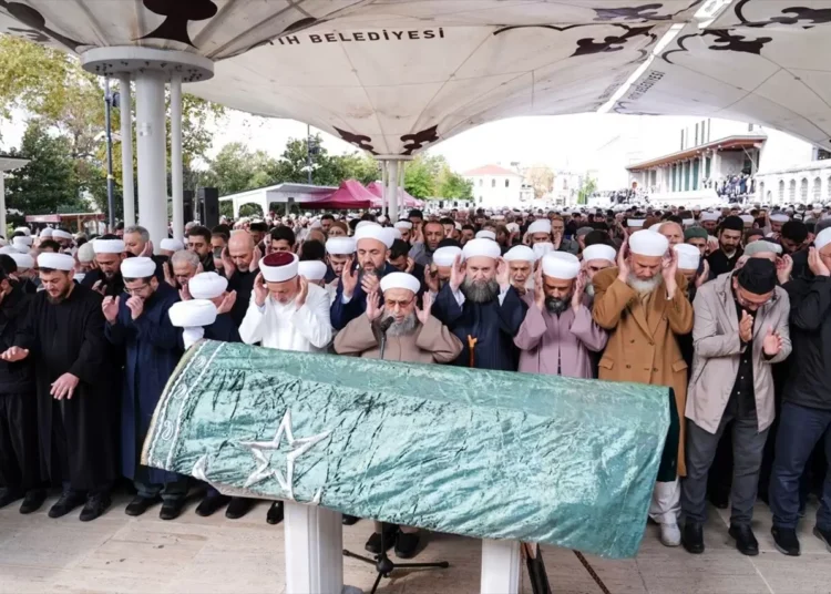 Mahmut Efendi’nin oğlu, Fatih Camii’nden son yolculuğuna uğurlandı 1 Mahmut Efendi’nin oğlu, Fatih Camii’nden son yolculuğuna uğurlandı